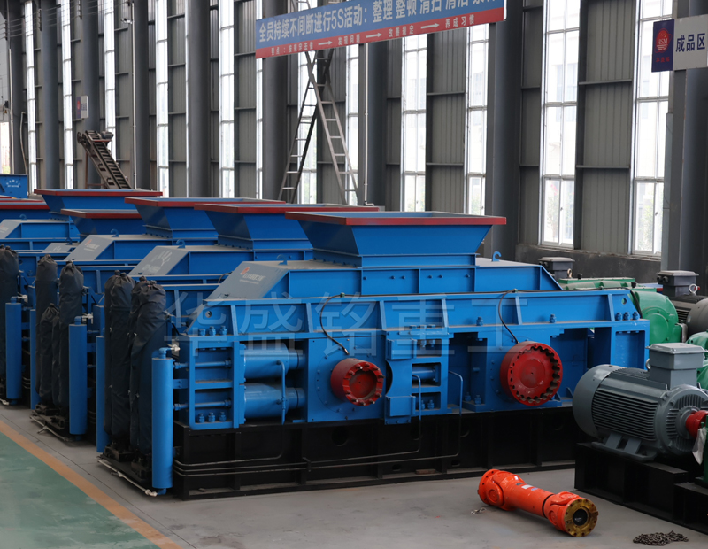 數(shù)控全自動全液壓對輥制砂機多少錢？如何選擇制砂設(shè)備廠家？