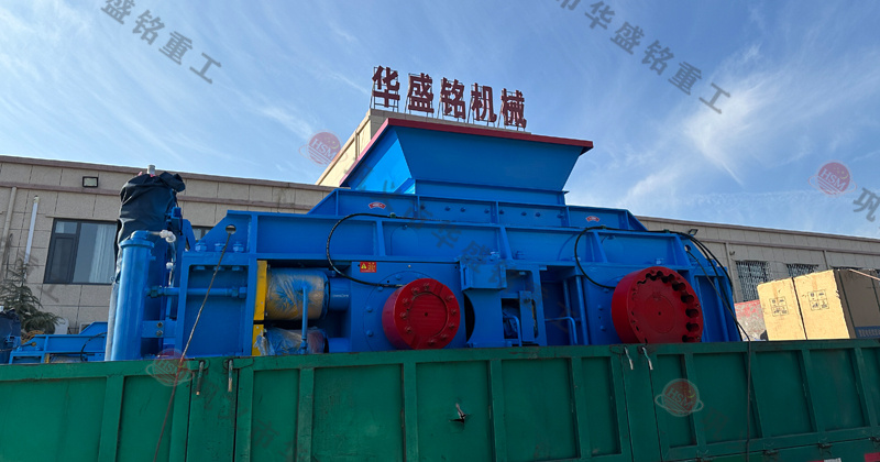 玄武巖粉碎成1-5mm用什么設(shè)備？推薦時(shí)產(chǎn)80噸對(duì)輥制砂機(jī)