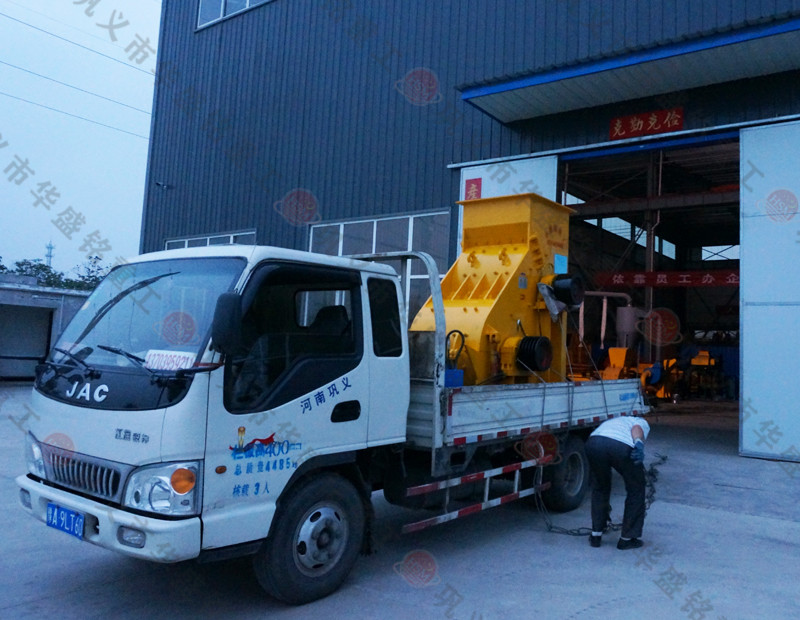 磚廠(chǎng)用粉碎機(jī)裝車(chē)發(fā)往福建龍巖